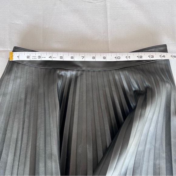 Express “Leather” Pleated Skirt Size 8 women’s - Picture 5 of 8